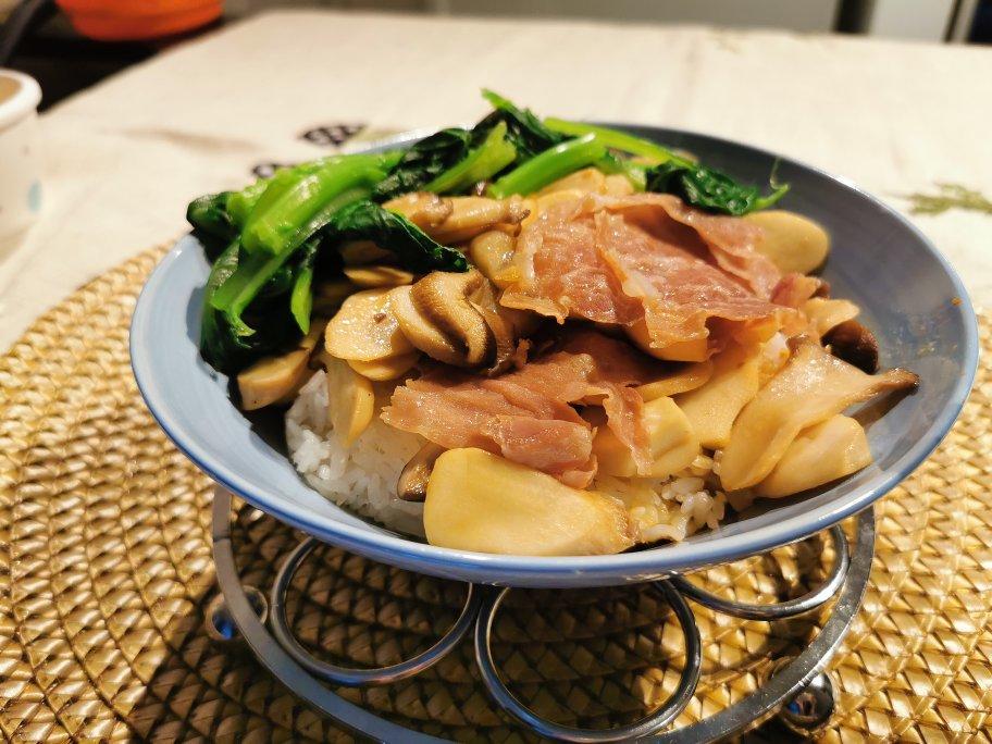 一连好几碗的杏鲍菇腊味煲仔饭