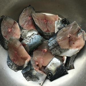 家常蒜苔烧鲅鱼的做法 步骤1