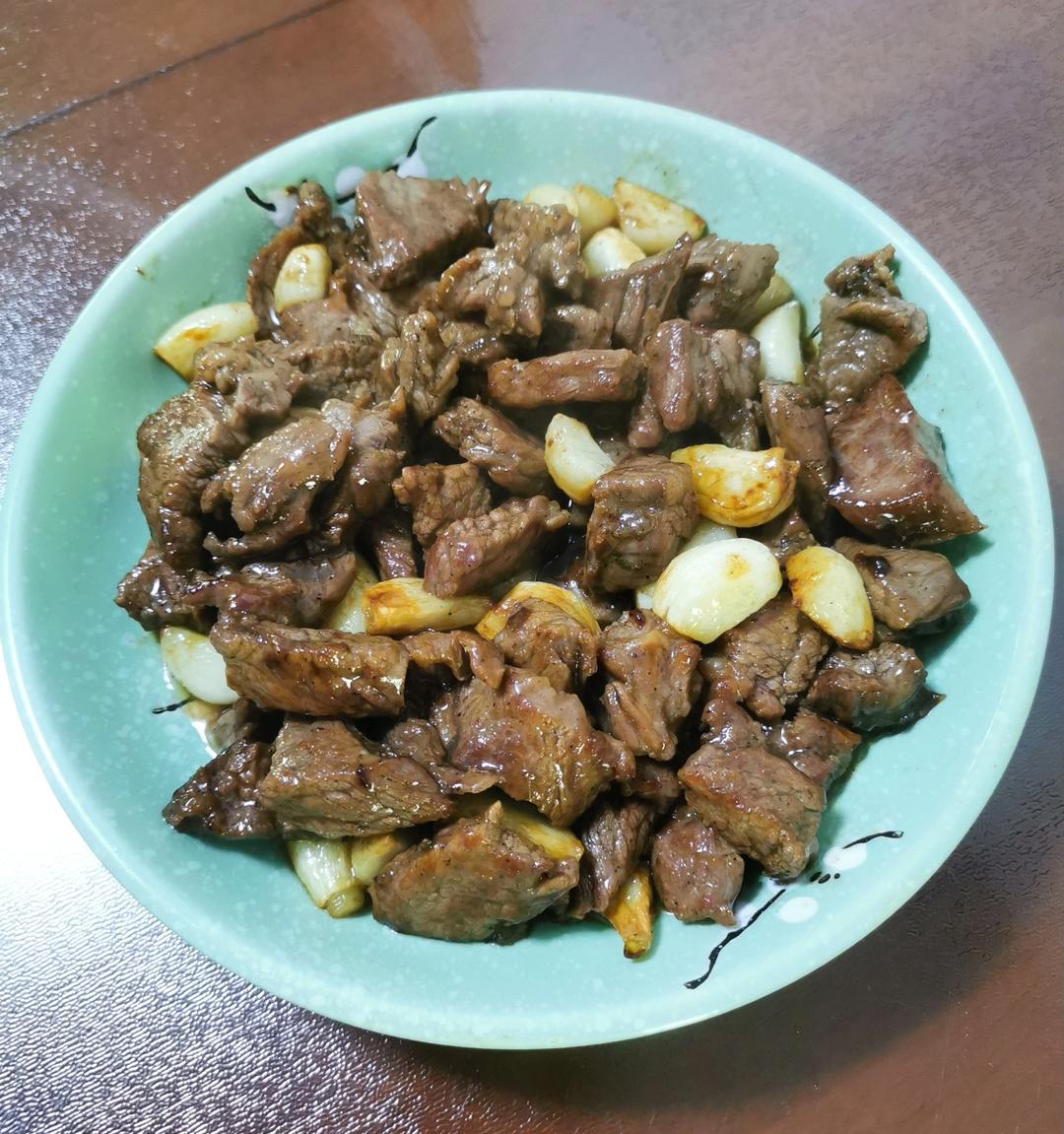 黑胡椒金蒜牛肉粒
