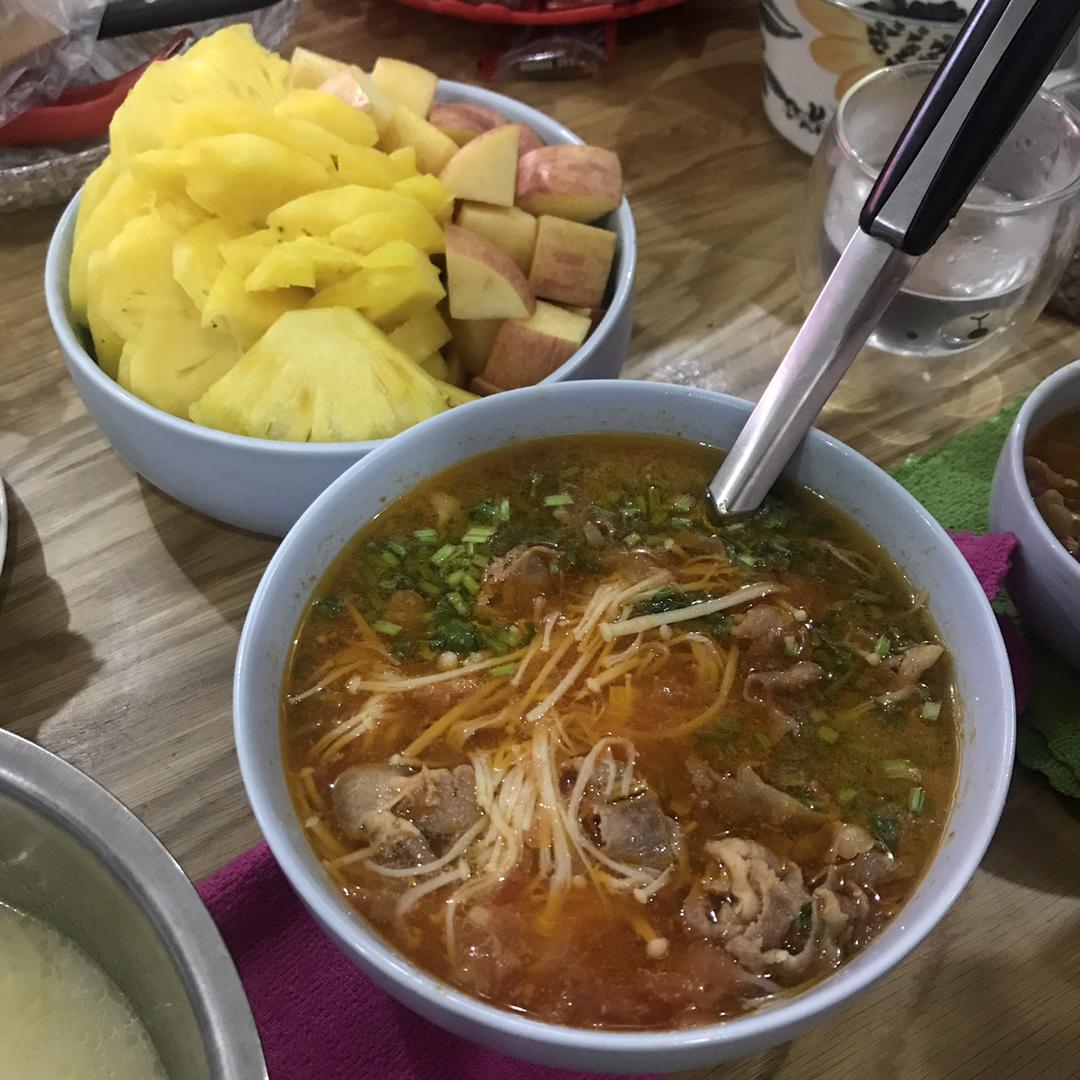 【金针菇番茄肥牛锅】