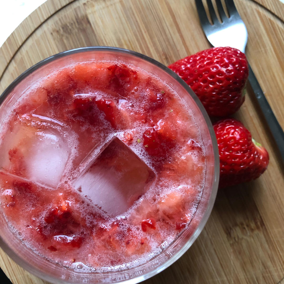 网红饮品—草莓雪碧养乐多