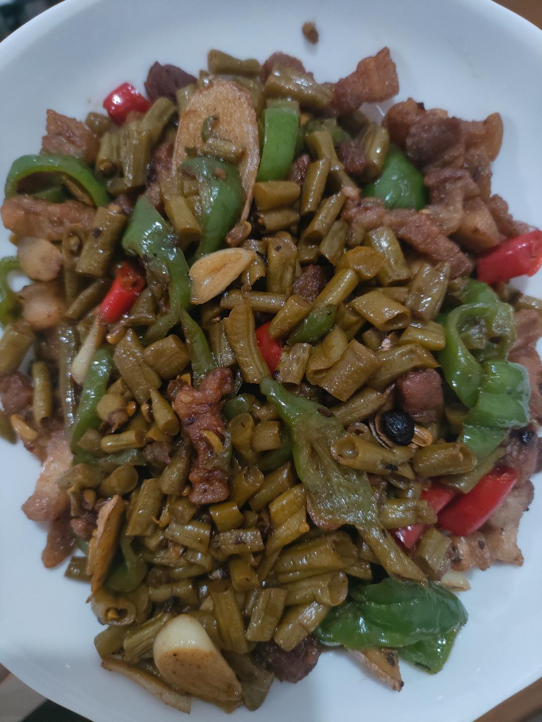 酸豆角炒猪油渣
