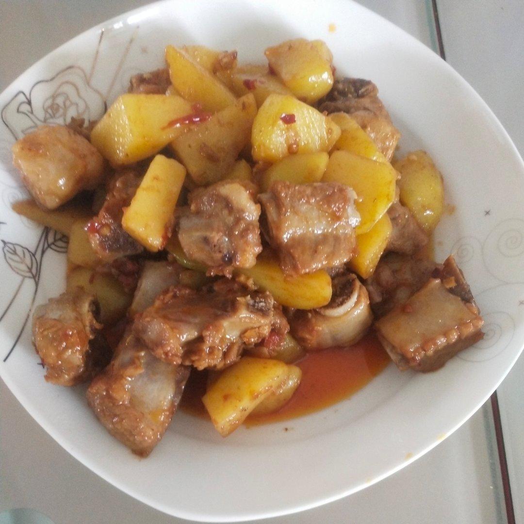 超级下饭的土豆烧排骨