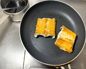 家中平底煎锅做出的香煎蒲烧鳗鱼的做法 步骤12