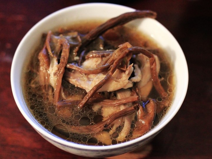 茶树菇煲鸡汤
