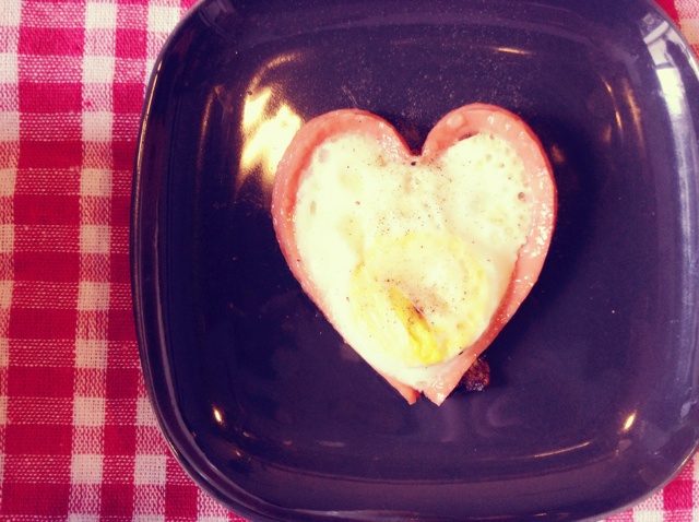 心形香肠荷包蛋