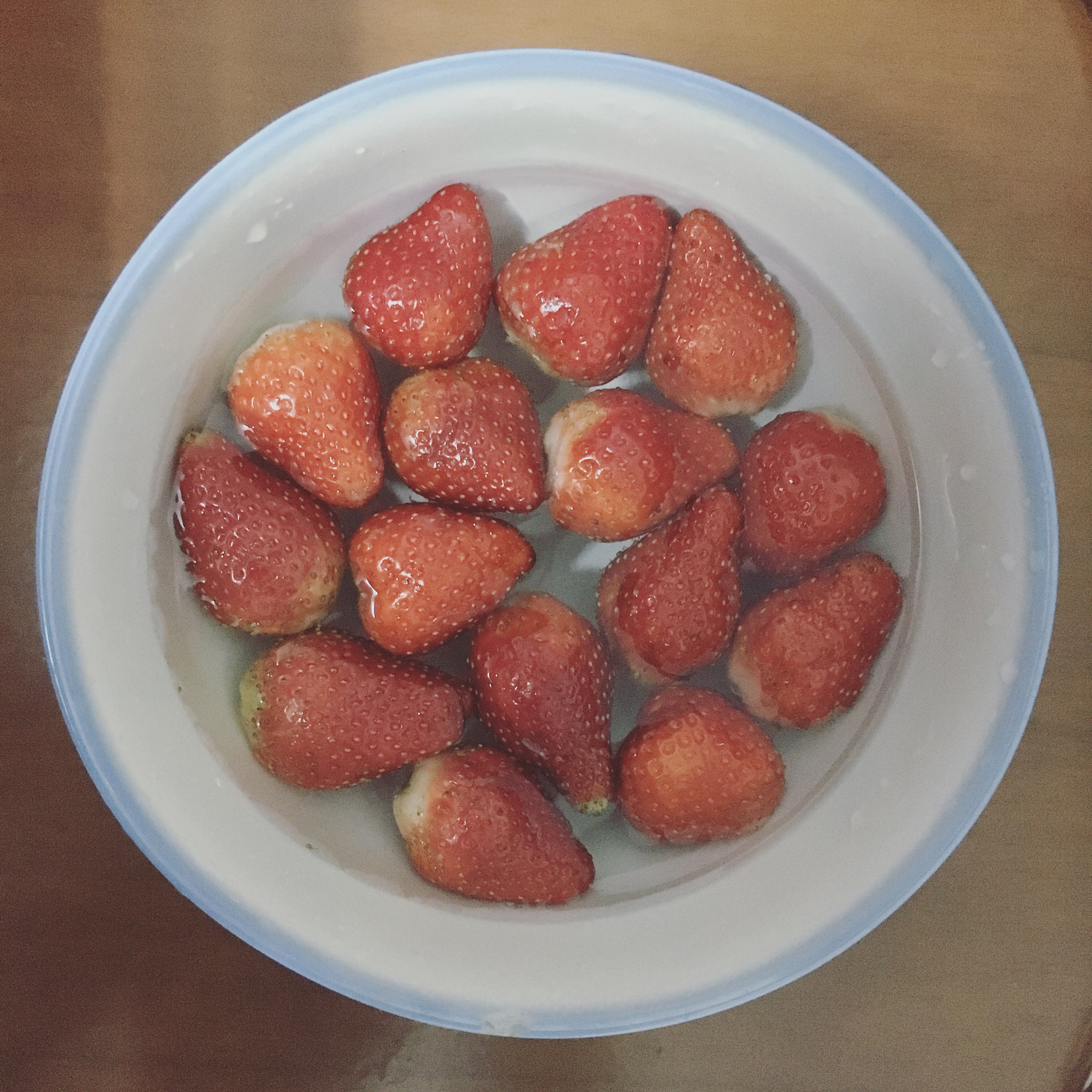 今冬第一颗草莓