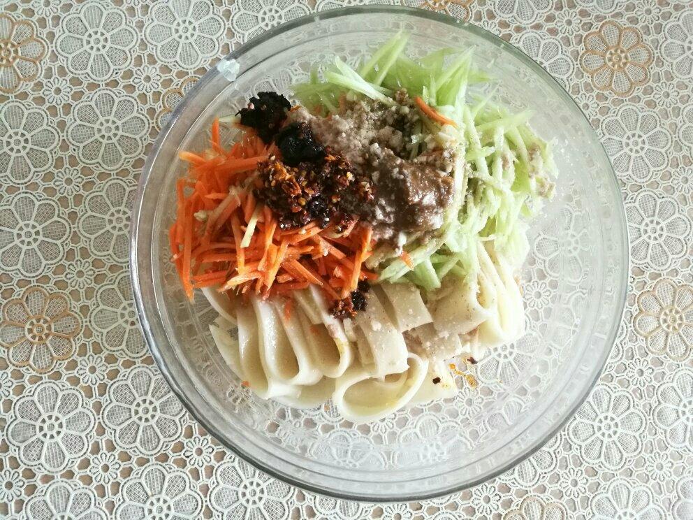 凉皮拌菜（内含自制凉皮自发豆芽简易教程）