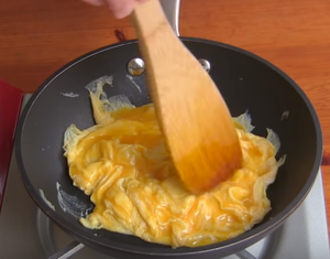 超下饭！干烧虾仁滑蛋丼饭的做法 步骤8