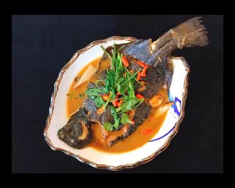 焖鱼万能秘籍，小伙快把鱼刺吃了...的做法