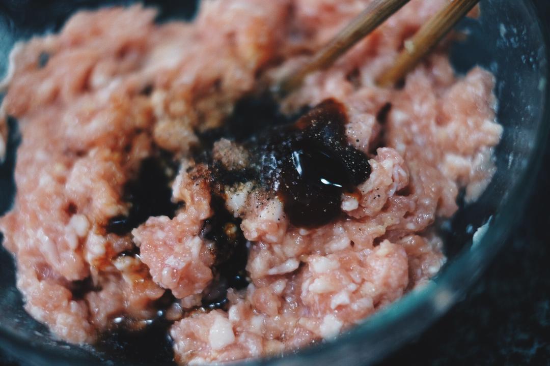 韭黄香菇木耳干贝鲜肉馅儿的饺子🥟的做法 步骤2