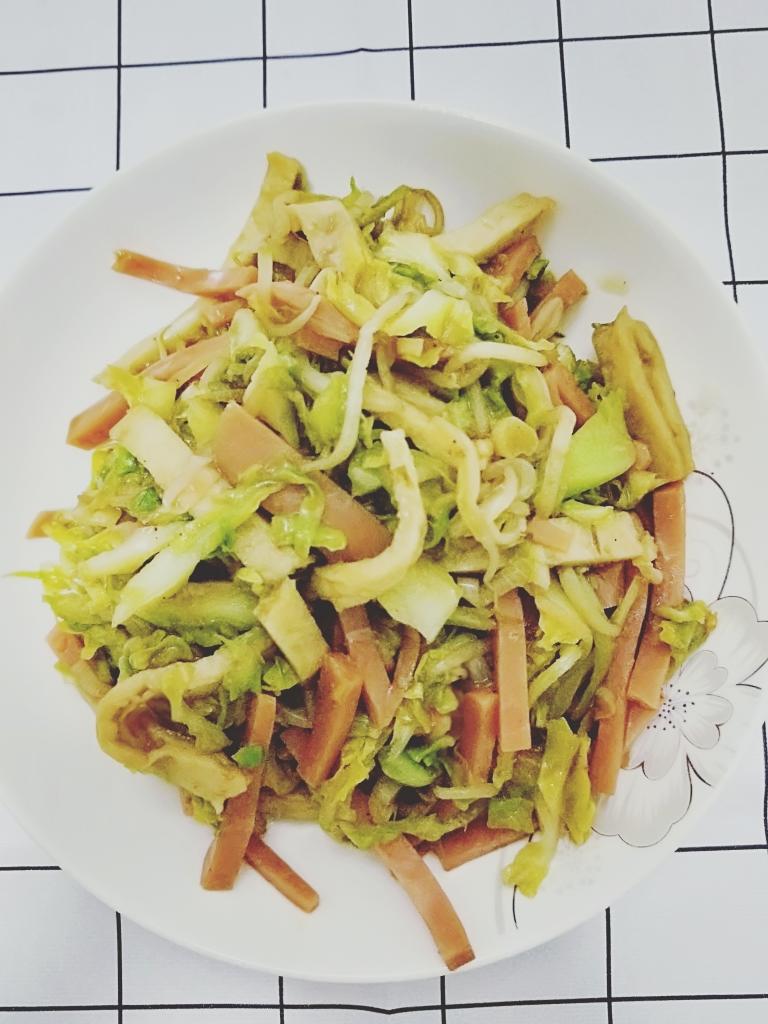 圆白菜炒火腿鱼饼