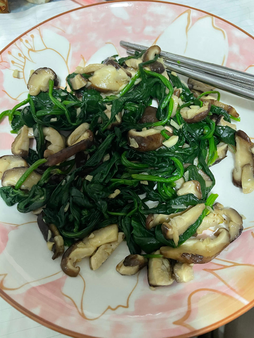 快炒：香菇炒菠菜