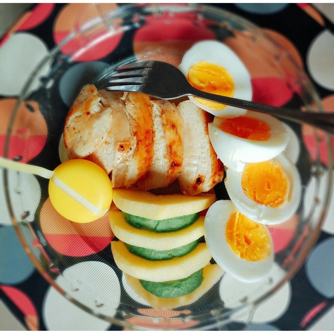 鸡胸肉牛油果奶酪早餐