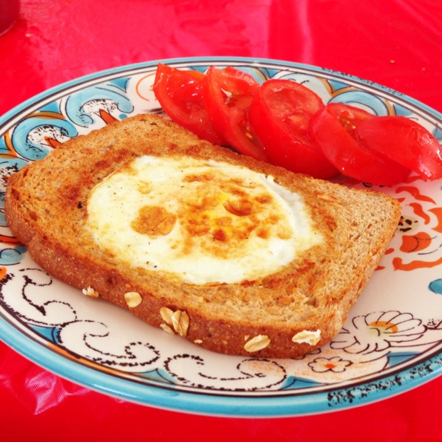 土司煎蛋 Egg-in-a-hole