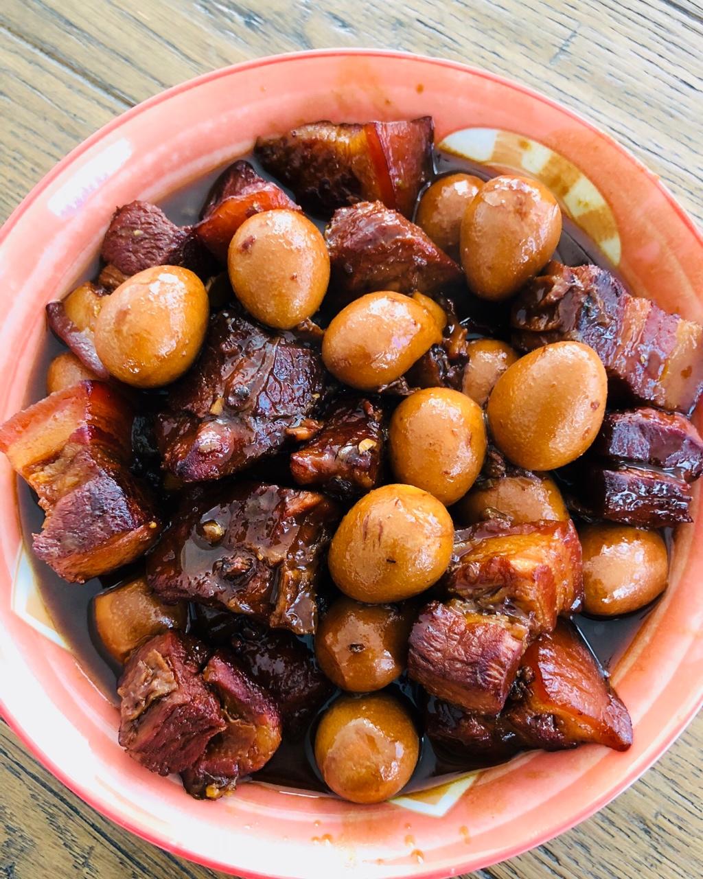 加了鹌鹑蛋后，这盘红烧肉，美味的逆天啦——鹌鹑蛋烧肉（孔瑶食谱）