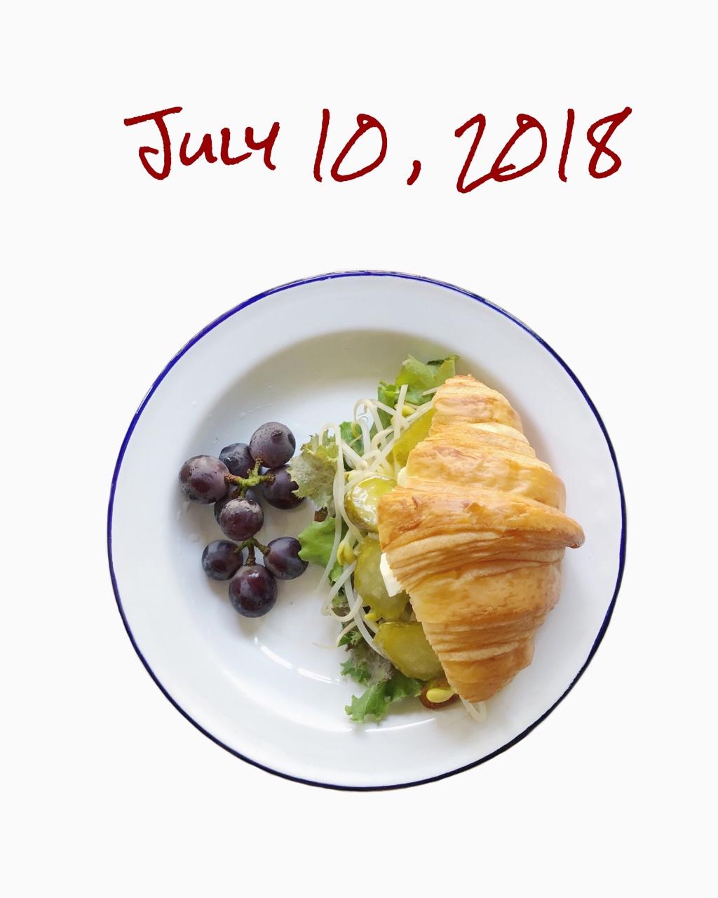 睡沙发才能吃上早餐