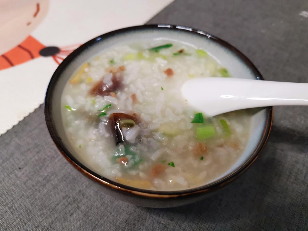 妈妈👩教我做的皮蛋瘦肉粥🥣简单快捷美味😋