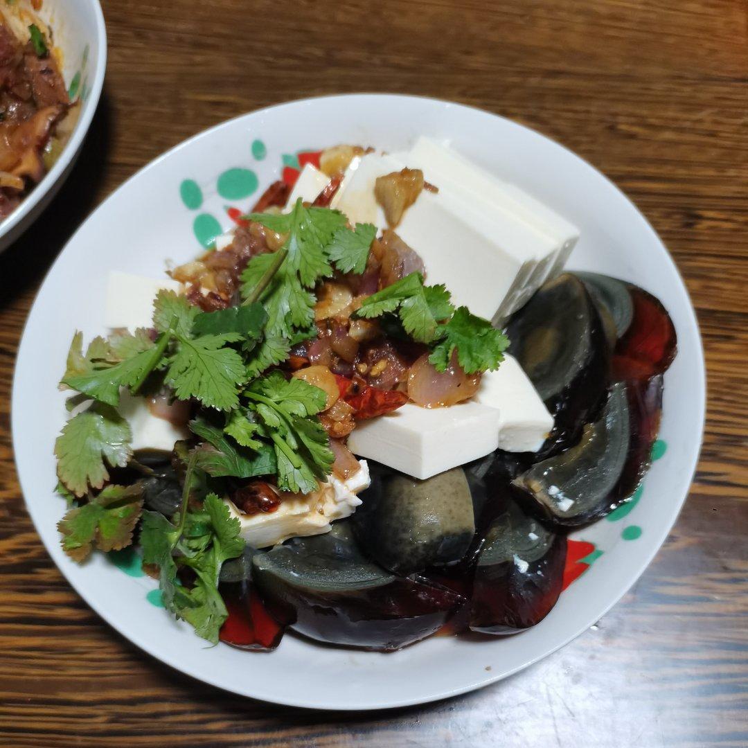 双椒拌皮蛋豆腐