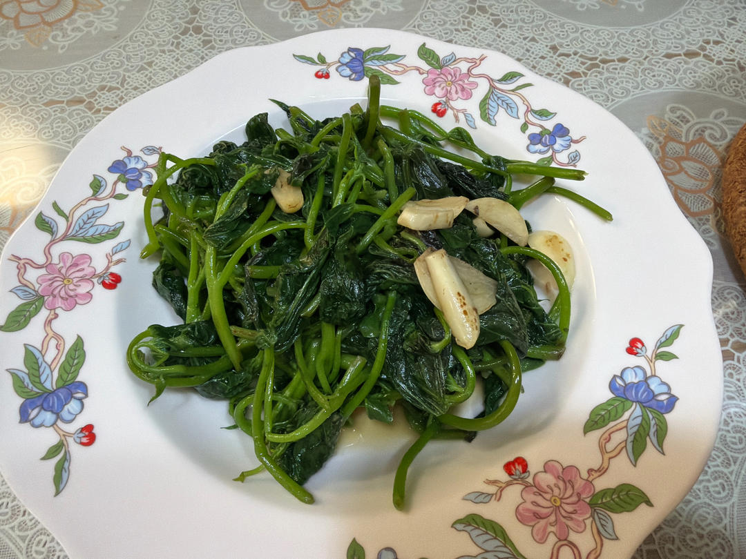 脆嫩好吃的清炒红薯叶，拿肉都不换！