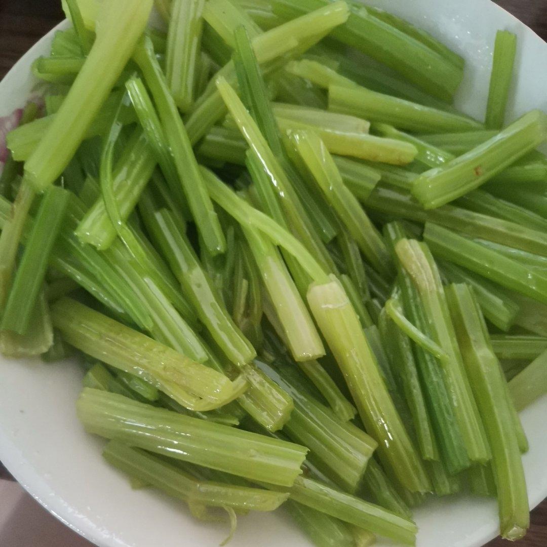 芹菜这样做有毒，吃一次爱一次