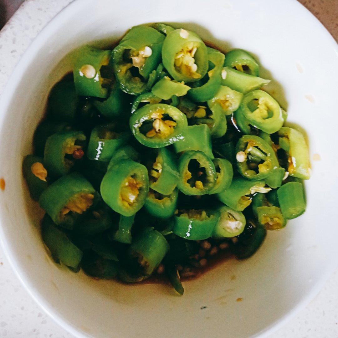 凉拌青椒（两分钟完成的开胃小菜）