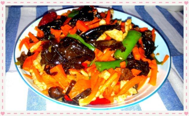 胡萝卜木耳炒肉的做法