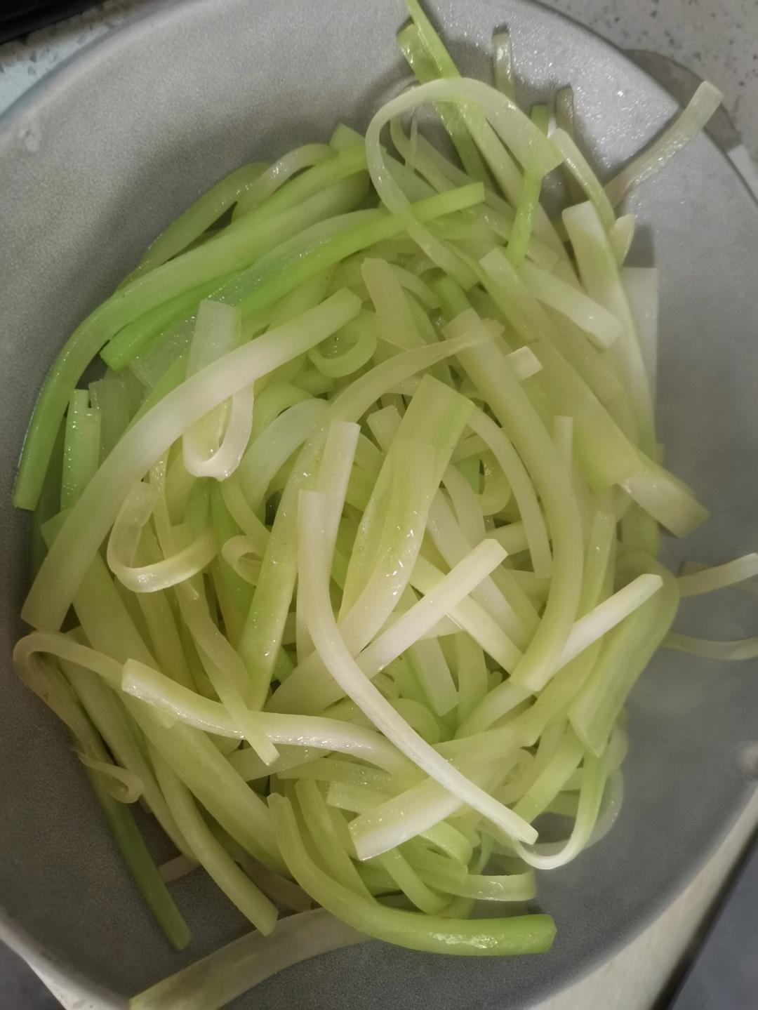 椒油炝拌莴笋丝