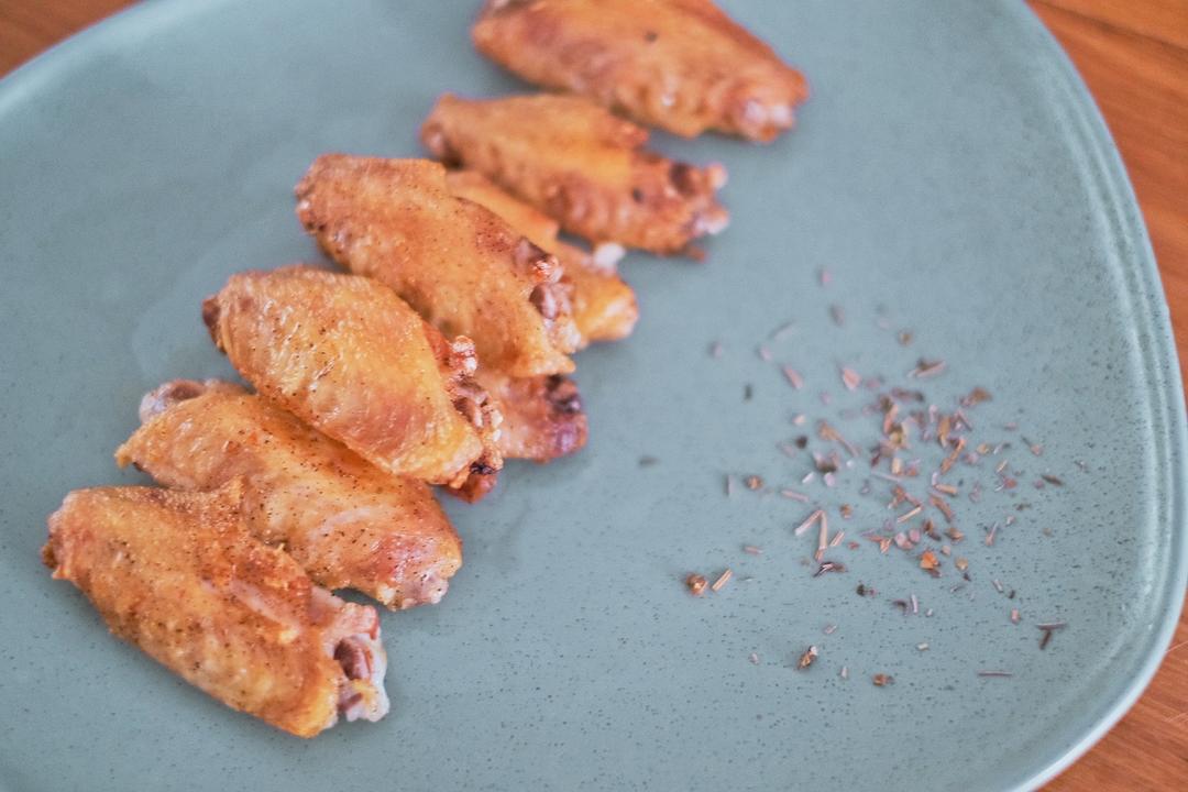 椒盐罗勒鸡翅的做法