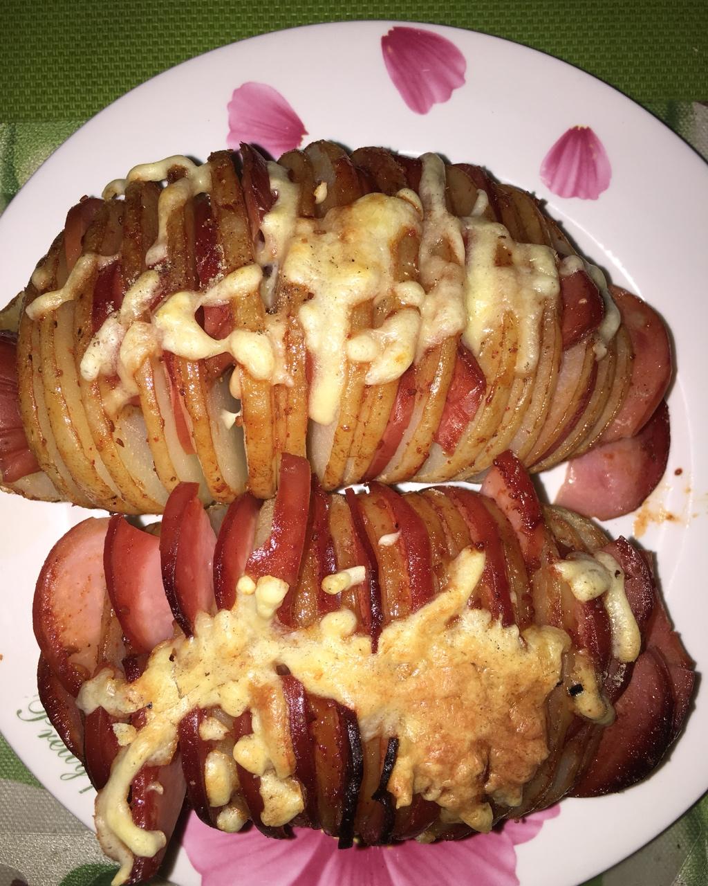 做风琴土豆的诀窍


中文菜名：风琴毛毛虫；英文菜名：a very hungry caterpillar ；俗名：培根土豆[偷笑]