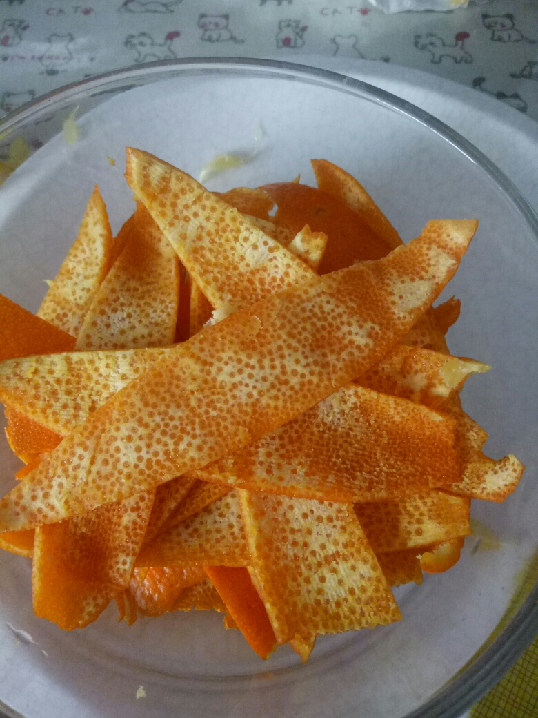 巧削橙皮                             (糖渍橙皮丁原料)的做法