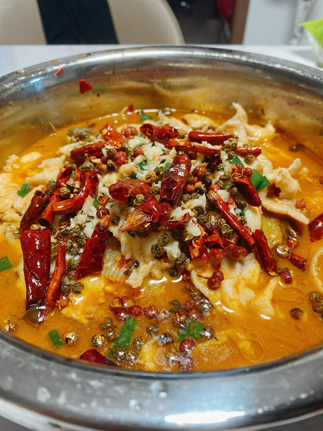 厨师长教你：川菜“酸菜水煮鱼”的家常做法，鱼片滑嫩，麻辣鲜香