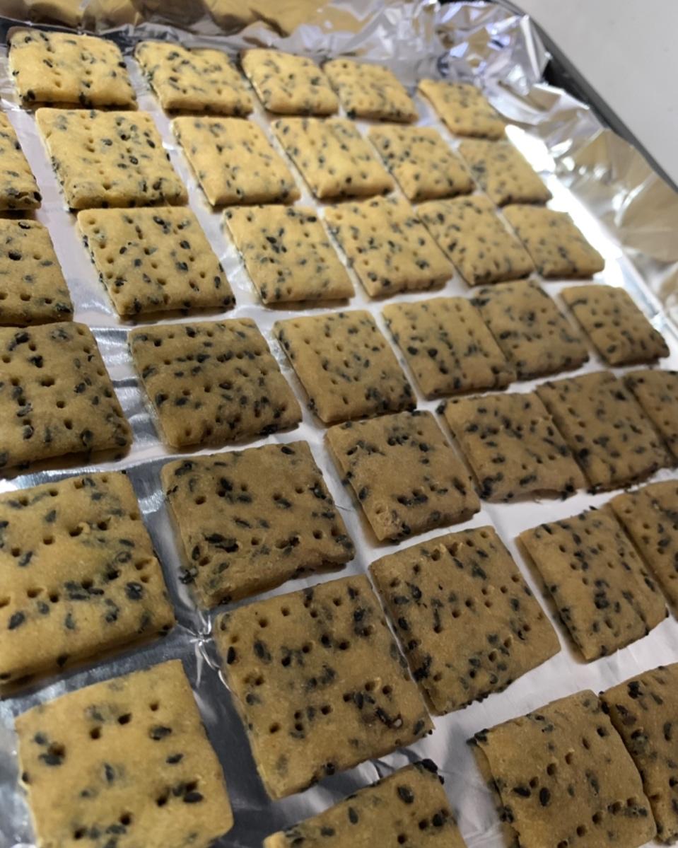 全麦苏打饼干(芝麻咸味饼干，无糖少油，简单健康，健身好搭档)