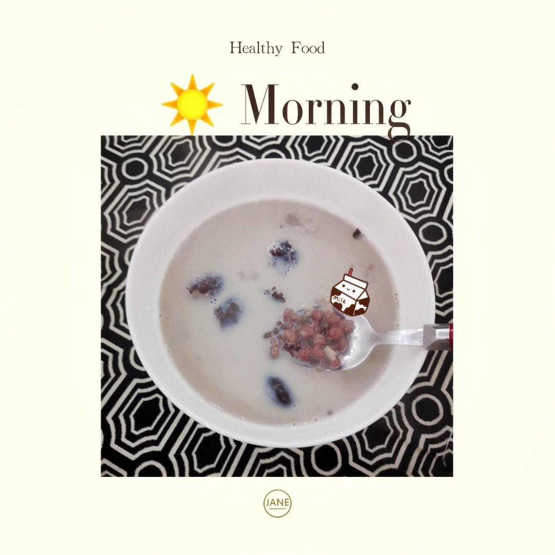 红枣红豆薏仁牛奶粥