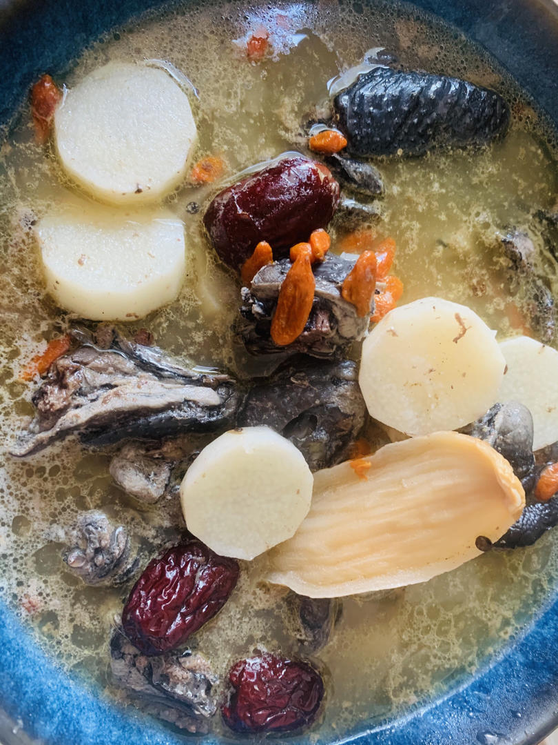 乌鸡汤(红枣、枸杞、没用一滴油、汤鲜肉烂)