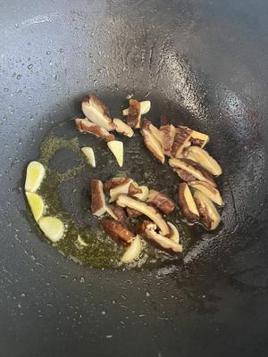颜值高又美味的家常青菜炒香菇的做法 步骤2