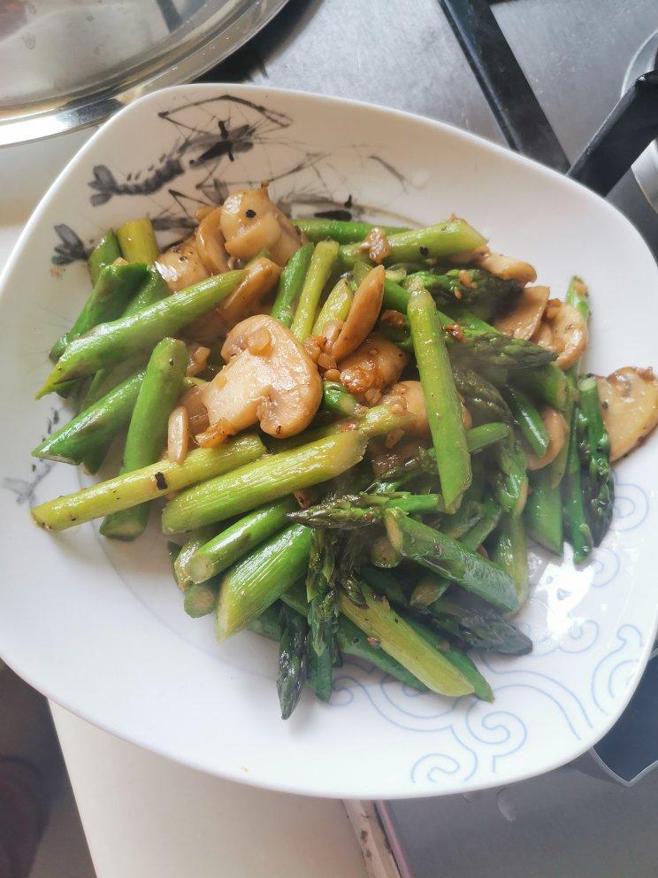 芦笋炒蘑菇