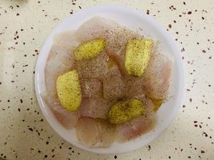超级好吃的清蒸金针菇粉丝龙利鱼的做法 步骤3