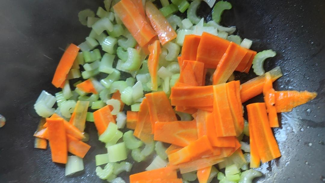 素菜-西芹百合香菇胡萝卜混炒的做法