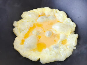 白玉菇炒鸡蛋的做法 步骤6