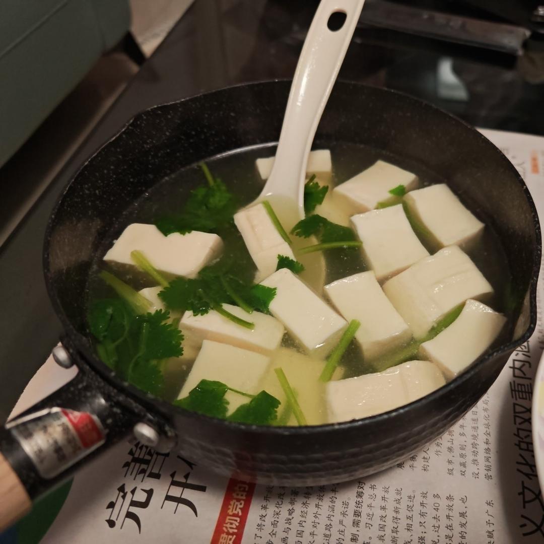 鲜美养生的香菜豆腐汤，做法超简单