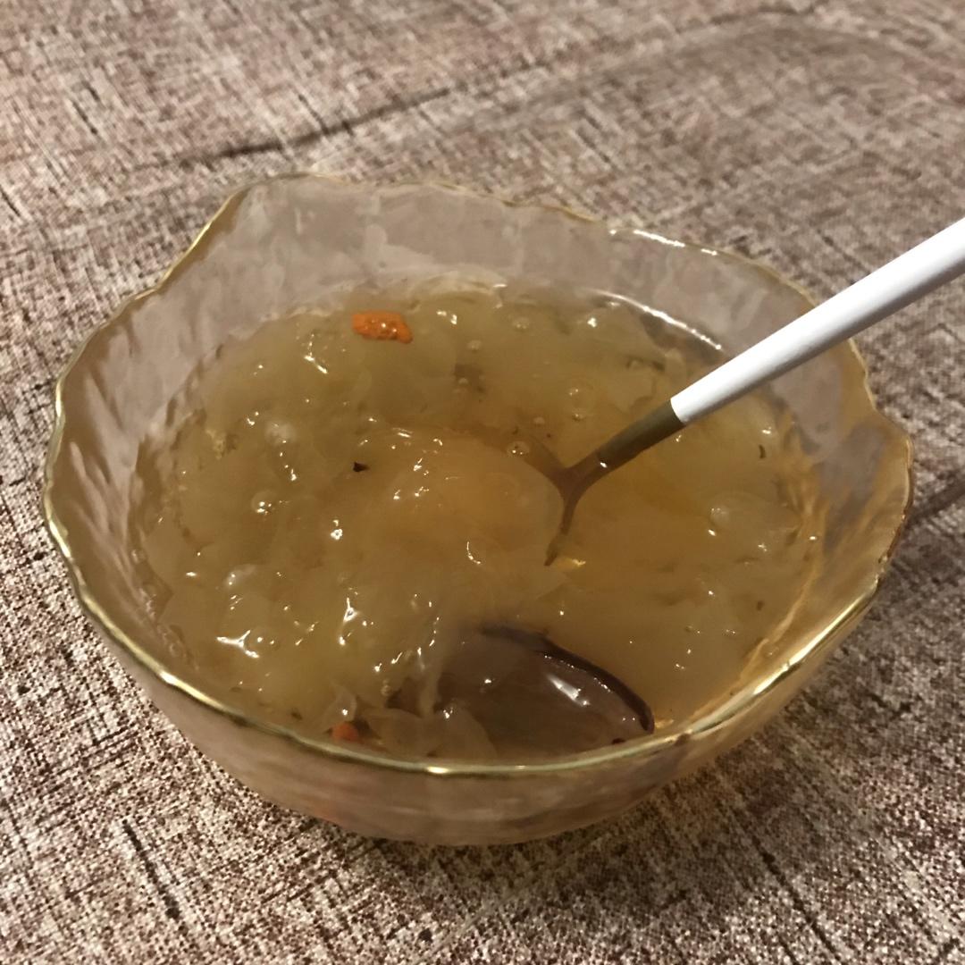 冰糖银耳红枣汤