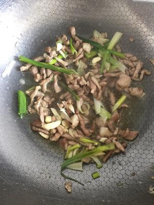 酸萝卜、炒肉（老妈腌制和酸菜一起发酵的）的做法 步骤4