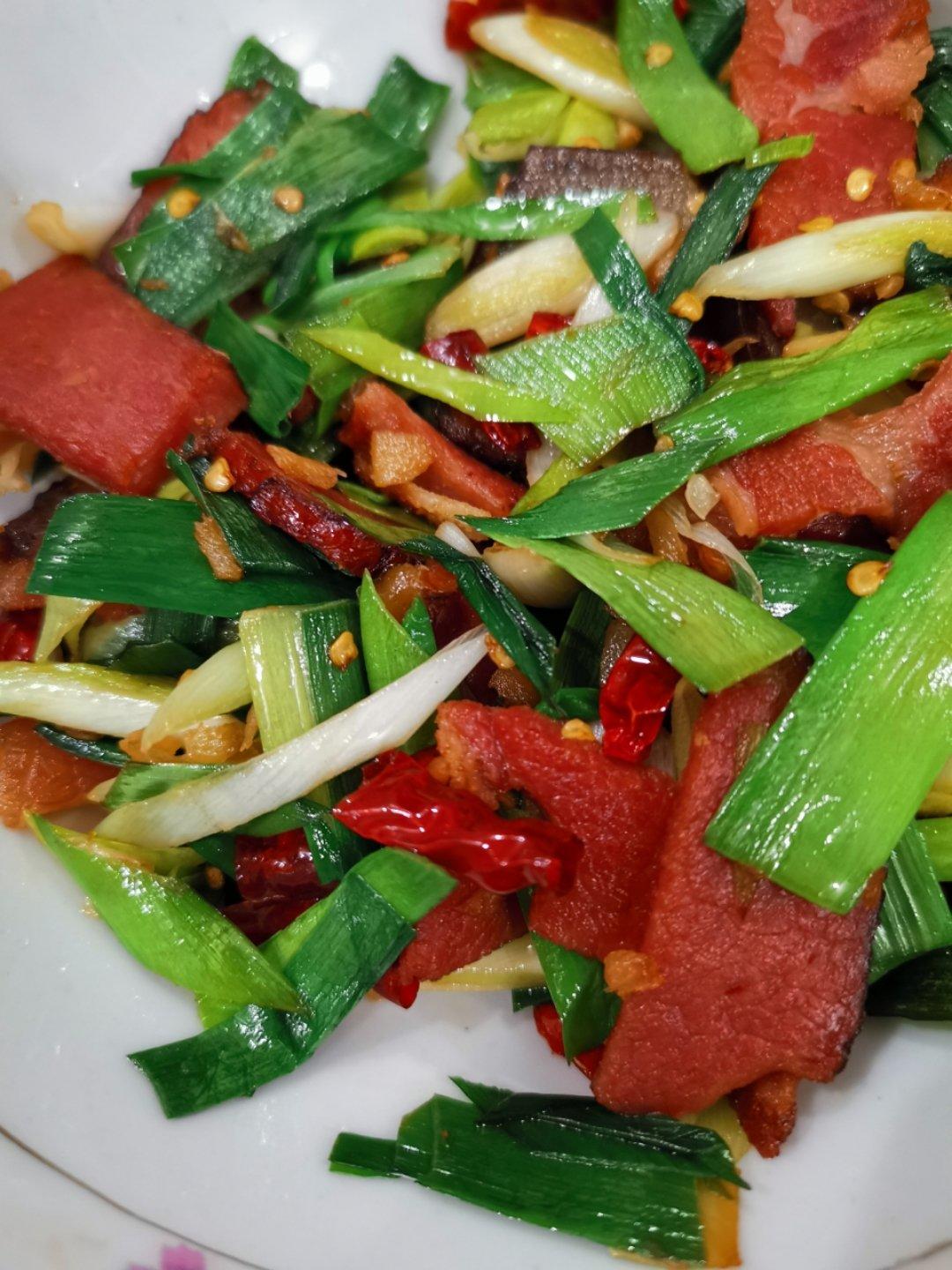 最具人间烟火气的大蒜辣椒炒湖南腊肉