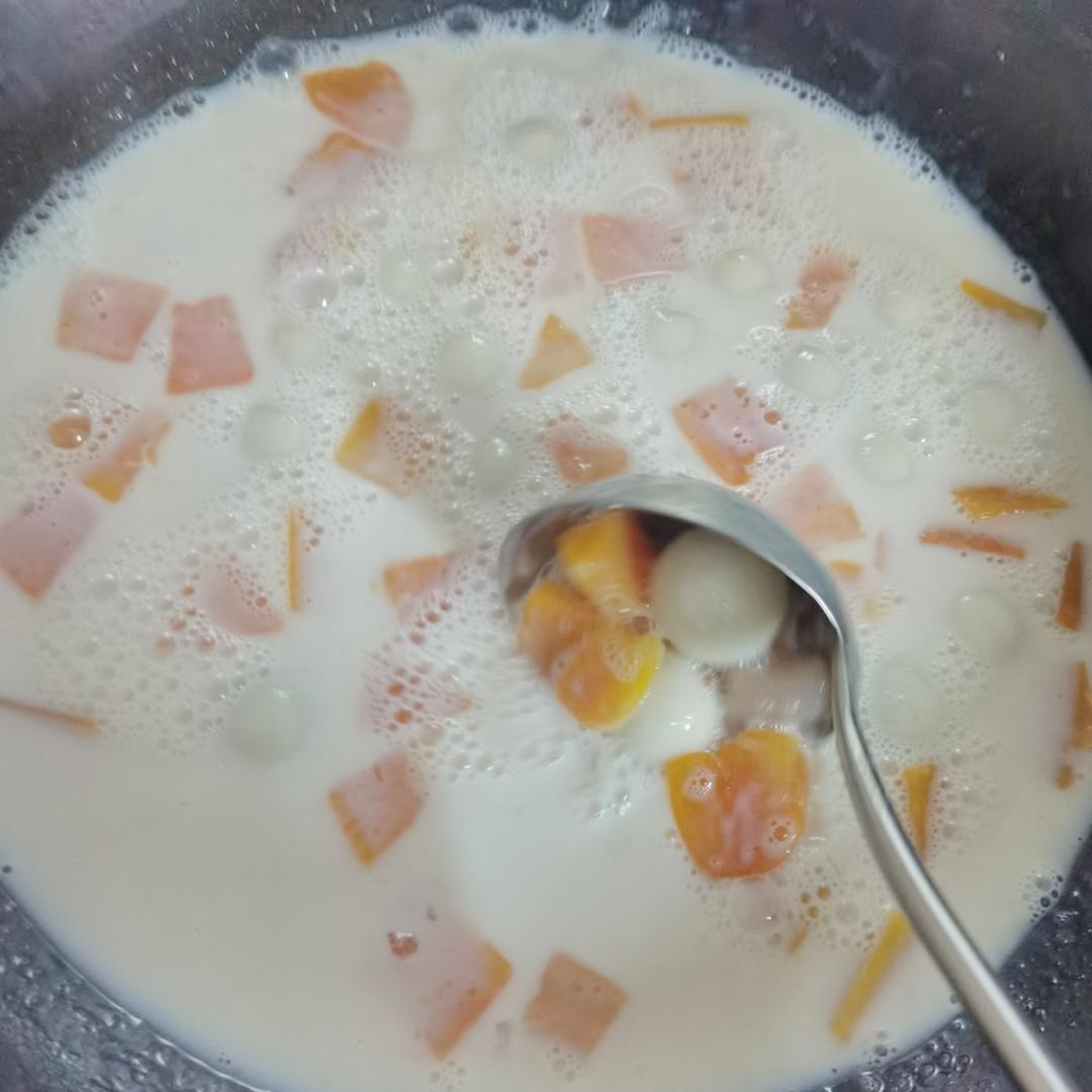 芋圆桃胶木瓜糖水