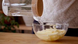 不用煮不用冷冻做酥脆薯条（含视频）的做法 步骤2