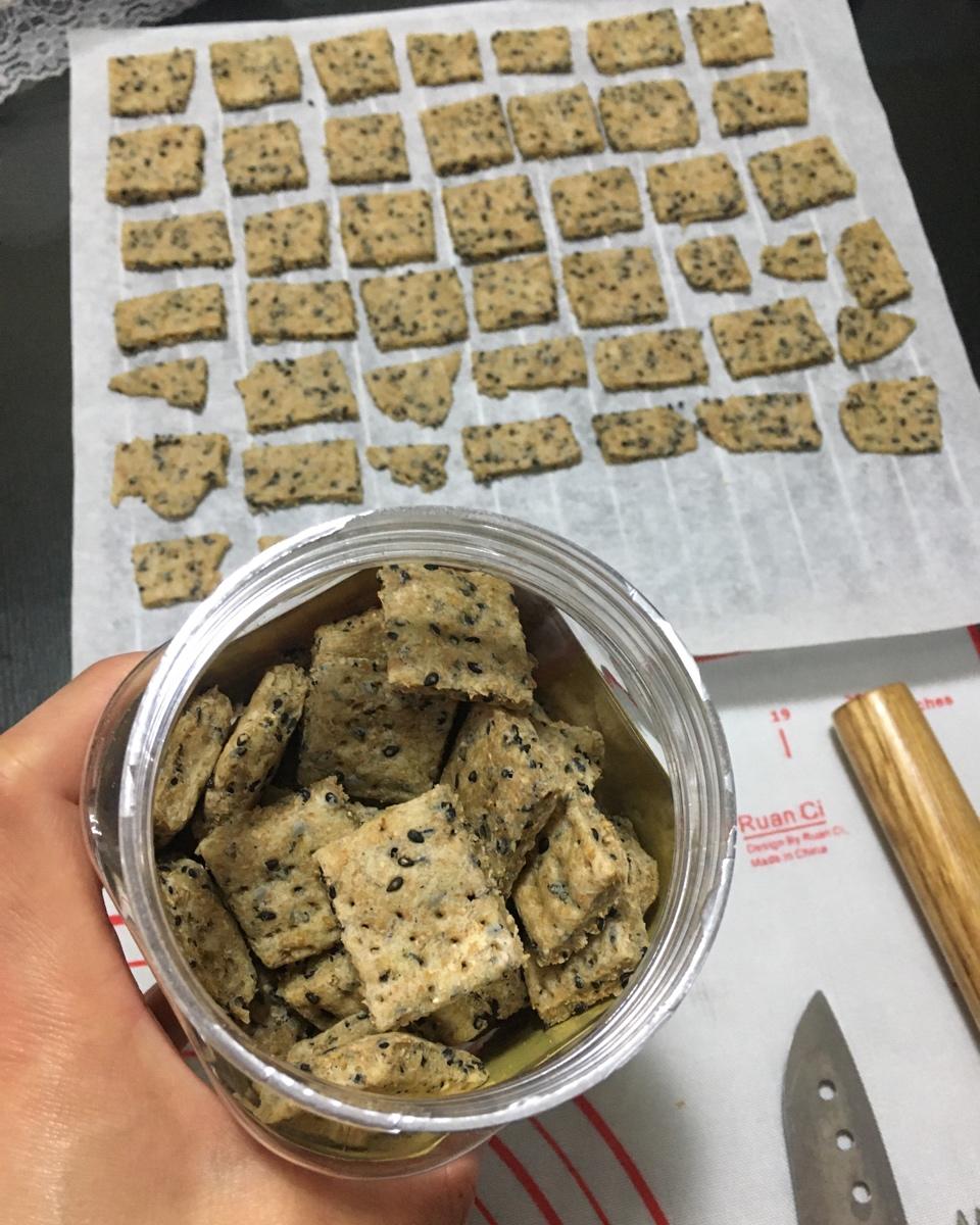 全麦苏打饼干(芝麻咸味饼干，无糖少油，简单健康，健身好搭档)