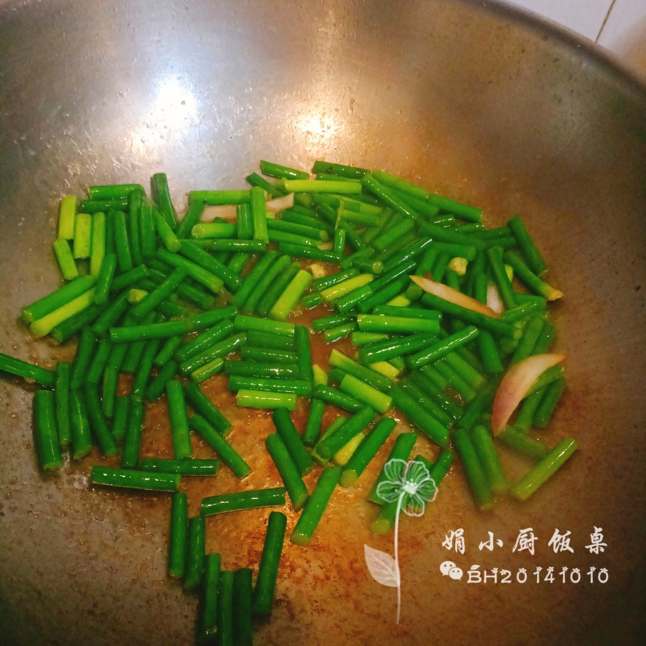 小鱼干炒蒜苔(天然小鱼干，无辣版，下饭菜，老少皆宜)的做法 步骤3