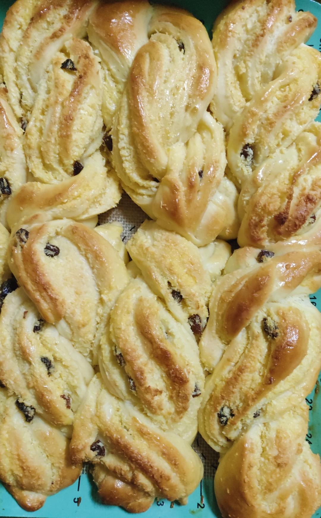 这面包也太香了，新手也能轻松做出来的椰蓉提子卷！