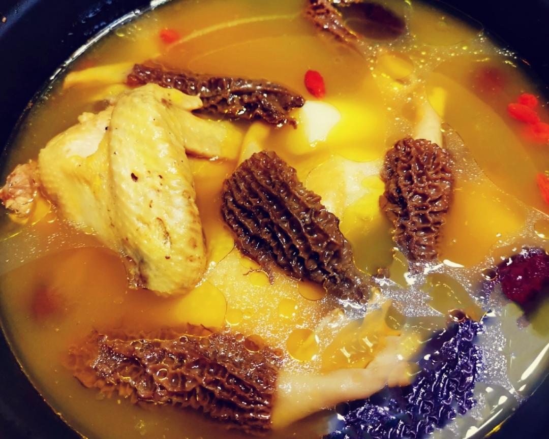 鲜美的羊肚菌铁棍山药鸡汤